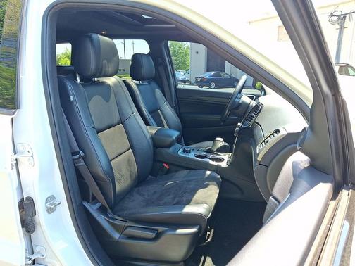Bright White Clearcoat 2022 Jeep Grand Cherokee Laredo
