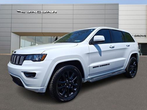 Bright White Clearcoat 2022 Jeep Grand Cherokee Laredo