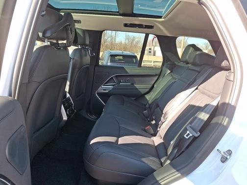 Fuji White - 1AA 2026 Land Rover Range Rover P400 SE