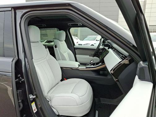 2026 Land Rover Range Rover Sport SE