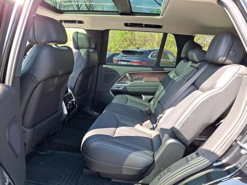 Santorini Black Metallic 2025 Land Rover Range Rover P400 SE 7 Seat