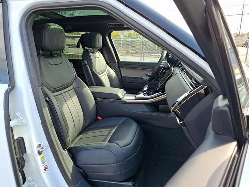 2026 Land Rover Range Rover Sport SE