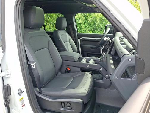 Fuji White 2025 Land Rover Defender 110 P400 X-Dynamic SE