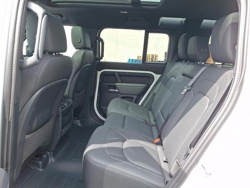 Fuji White 2025 Land Rover Defender 110 P400 X-Dynamic SE