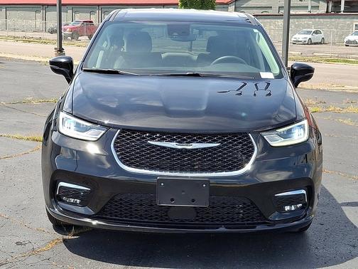 Diamond Black Crystal Pearlcoat 2024 Chrysler Pacifica Touring L FWD