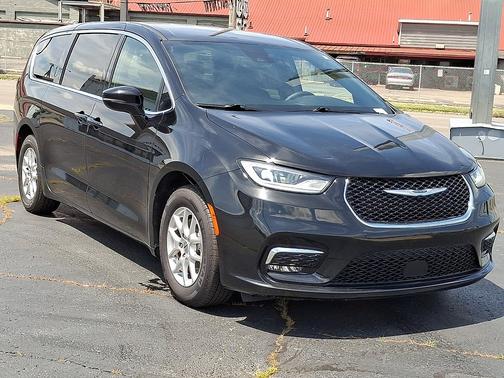 Diamond Black Crystal Pearlcoat 2025 Chrysler Pacifica Select FWD