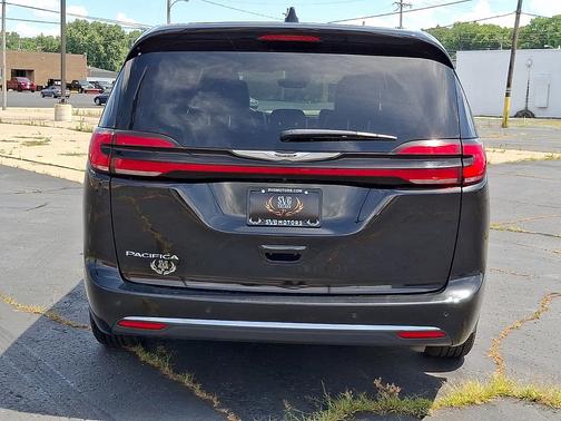 Diamond Black Crystal Pearlcoat 2025 Chrysler Pacifica Select FWD