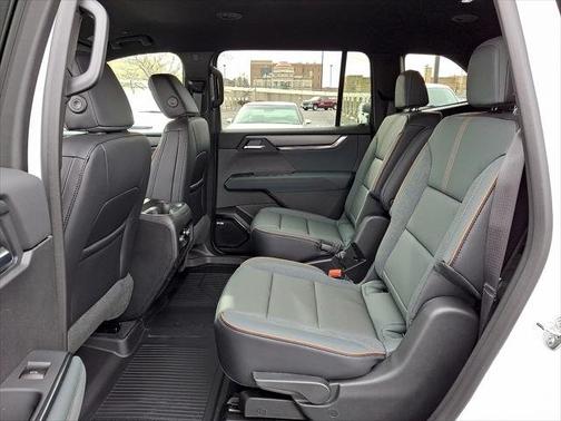 Glacier White Tricoat 2026 GMC Acadia AWD 4dr AT4