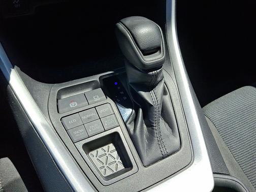White 2022 Toyota RAV4 LE AWD (Natl)