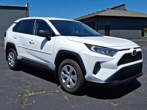 White 2022 Toyota RAV4 LE AWD (Natl)