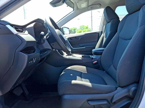 White 2022 Toyota RAV4 LE AWD (Natl)