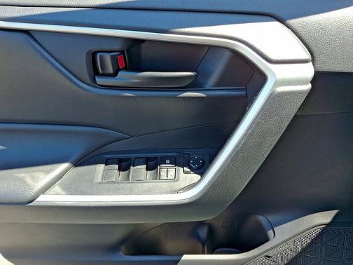 White 2022 Toyota RAV4 LE AWD (Natl)