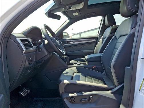 Opal White Pearl 2023 Volkswagen Atlas Cross Sport 3.6L V6 SEL Premium R-Line 4MOTION