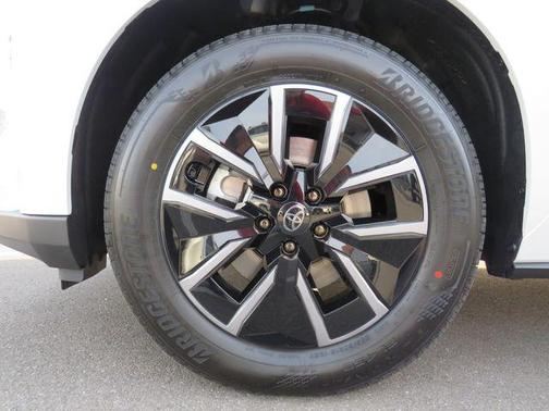 Pear 2026 Toyota bZ XLE Plus