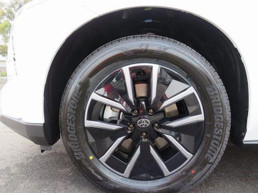 Pear 2026 Toyota bZ XLE Plus