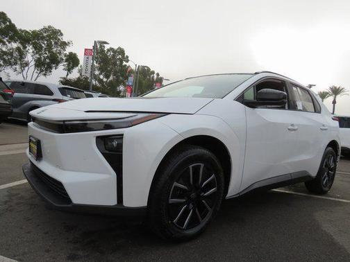 Pear 2026 Toyota bZ XLE Plus