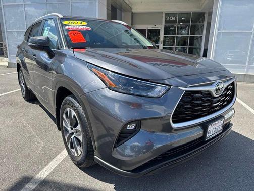 Magnetic Gray Metallic 2024 Toyota Highlander XLE