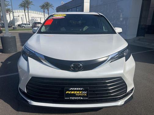 Wind Chill Pearl 2026 Toyota Sienna XLE
