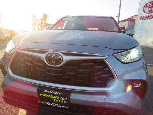 Moon Dust 2023 Toyota Highlander XLE