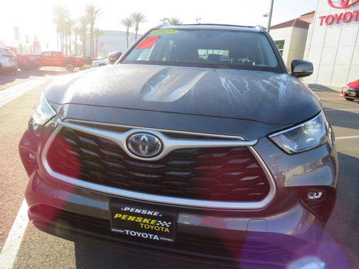 Magnetic Gray Metallic 2023 Toyota Highlander Hybrid XLE