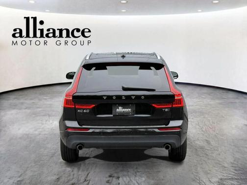 Onyx Black Metallic 2020 Volvo XC60 T5 Momentum