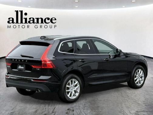 Onyx Black Metallic 2020 Volvo XC60 T5 Momentum