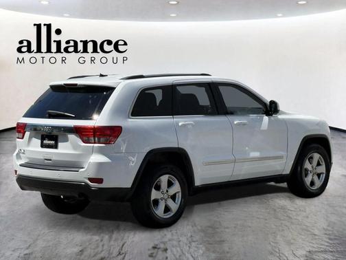 Bright White Clearcoat 2013 Jeep Grand Cherokee Laredo