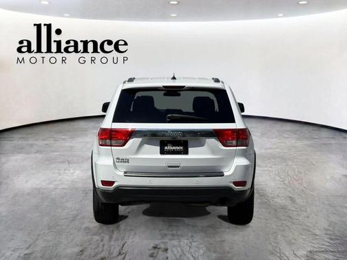 Bright White Clearcoat 2013 Jeep Grand Cherokee Laredo