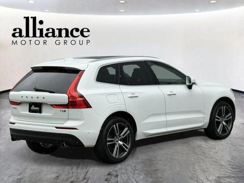 White 2019 Volvo XC60 T6 Momentum
