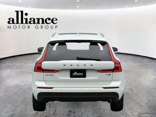 White 2019 Volvo XC60 T6 Momentum