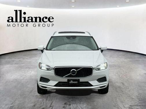 White 2019 Volvo XC60 T6 Momentum