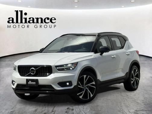 Crystal White Metallic 2021 Volvo XC40 T5 R-Design