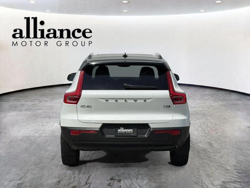 Crystal White Metallic 2021 Volvo XC40 T5 R-Design