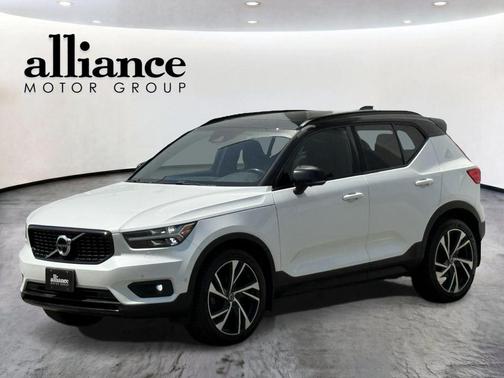 Crystal White Metallic 2021 Volvo XC40 T5 R-Design
