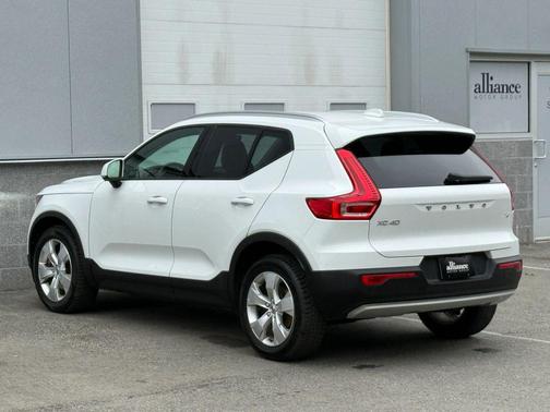 2020 Volvo XC40 T4 Momentum