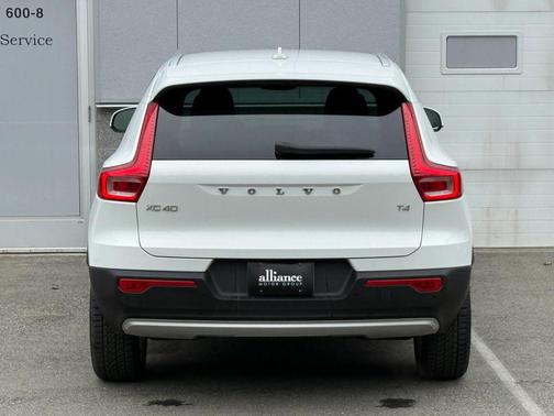 2020 Volvo XC40 T4 Momentum