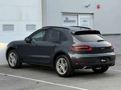 2018 Porsche Macan Sport Utility 4D