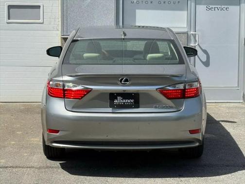 2015 Lexus ES 300h Base