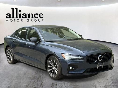 Denim Blue Metallic 2022 Volvo S60 T5 Momentum