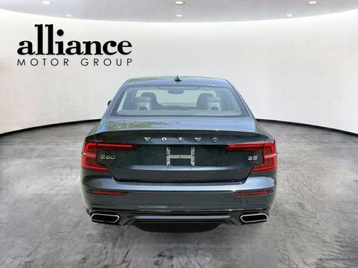 Denim Blue Metallic 2022 Volvo S60 T5 Momentum
