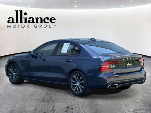 Denim Blue Metallic 2022 Volvo S60 T5 Momentum