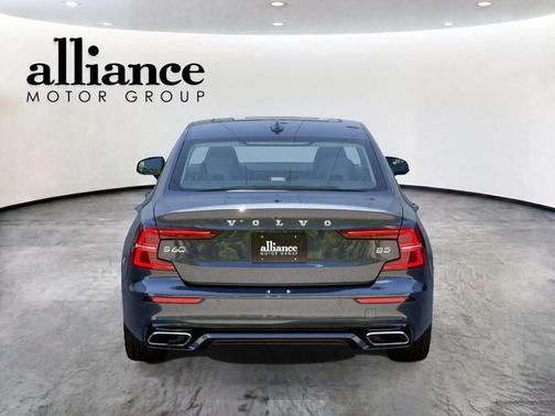Denim Blue Metallic 2022 Volvo S60 T5 Momentum