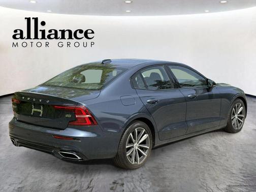 Denim Blue Metallic 2022 Volvo S60 T5 Momentum