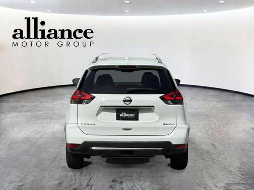 White 2018 Nissan Rogue SV
