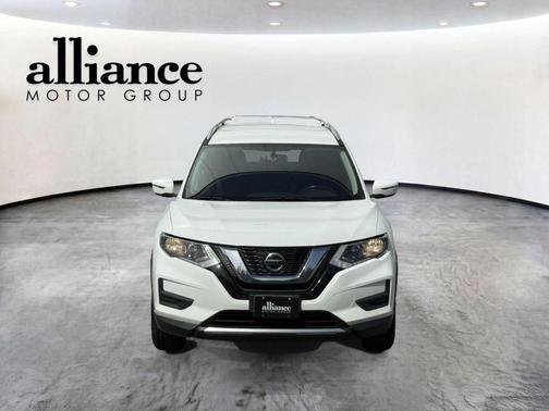 White 2018 Nissan Rogue SV