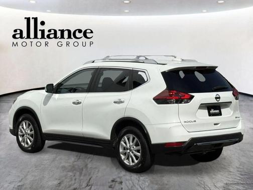 White 2018 Nissan Rogue SV