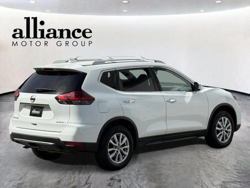 White 2018 Nissan Rogue SV