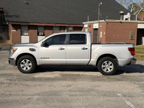 2017 Nissan Titan SV
