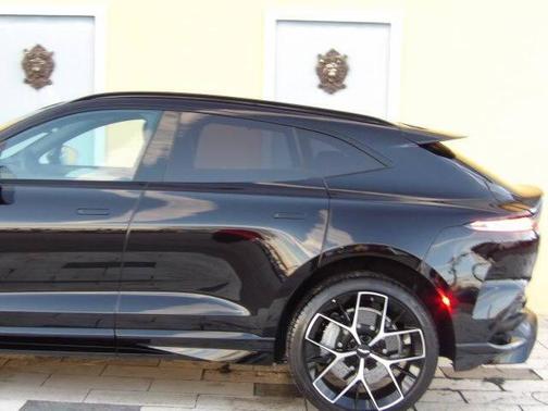 2025 Aston Martin DBX 707