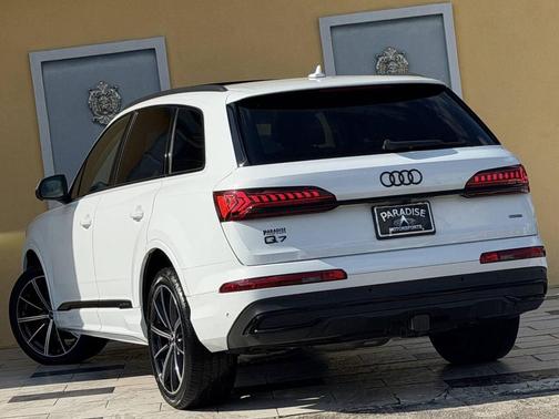 Glacier White Metallic 2023 Audi Q7 55 Premium Plus